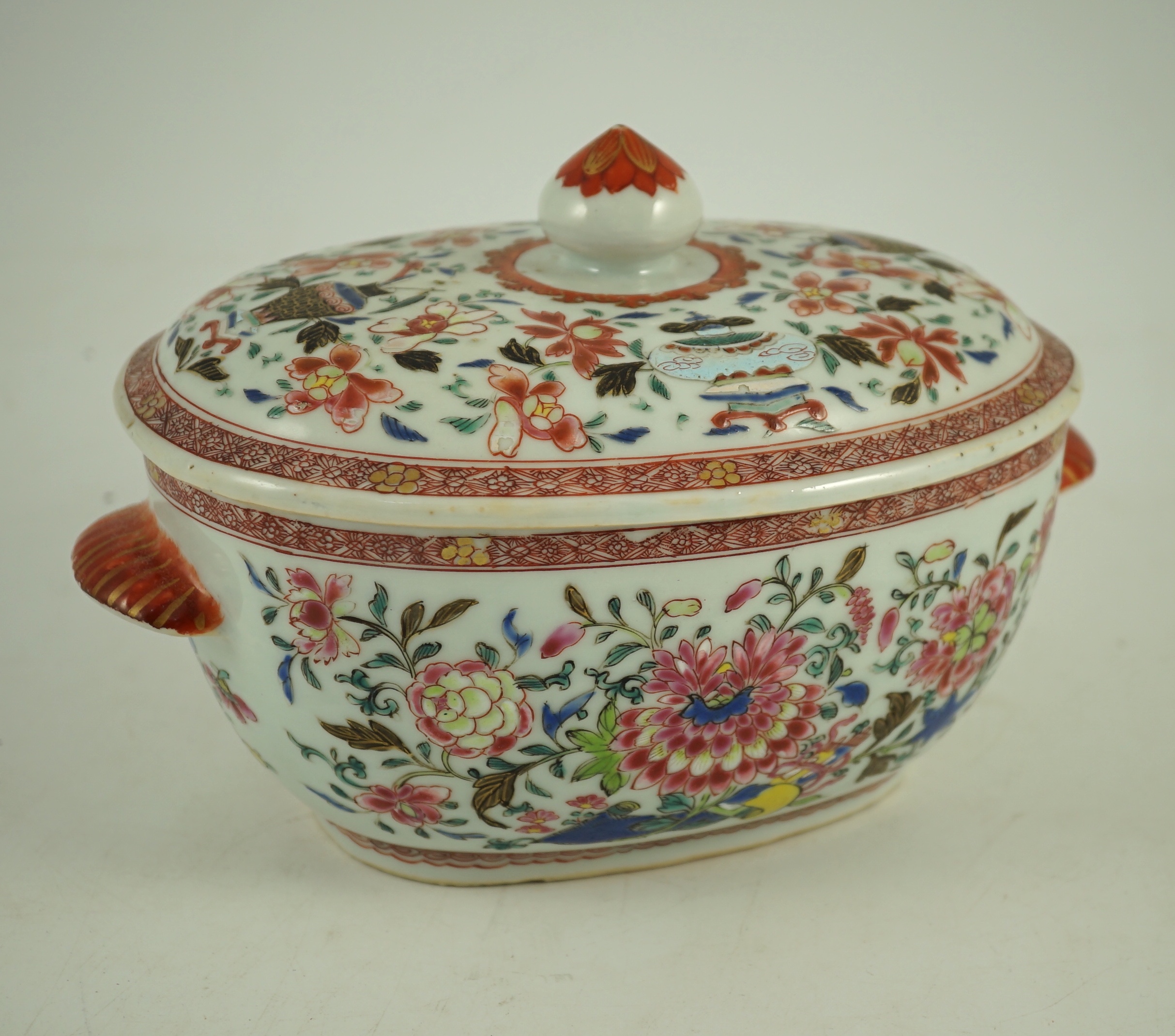 A Chinese export famille rose small tureen and cover, Qianlong period, 22.5 cm wide